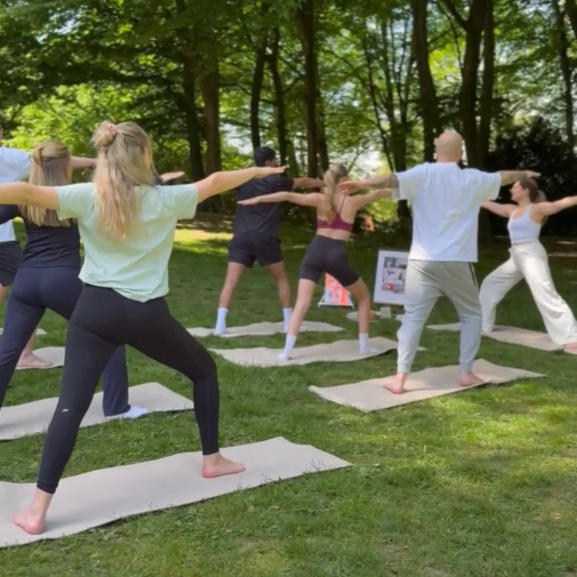 OUTDOOR YOGA & PAINT - Sa 11.07. | Hamburg