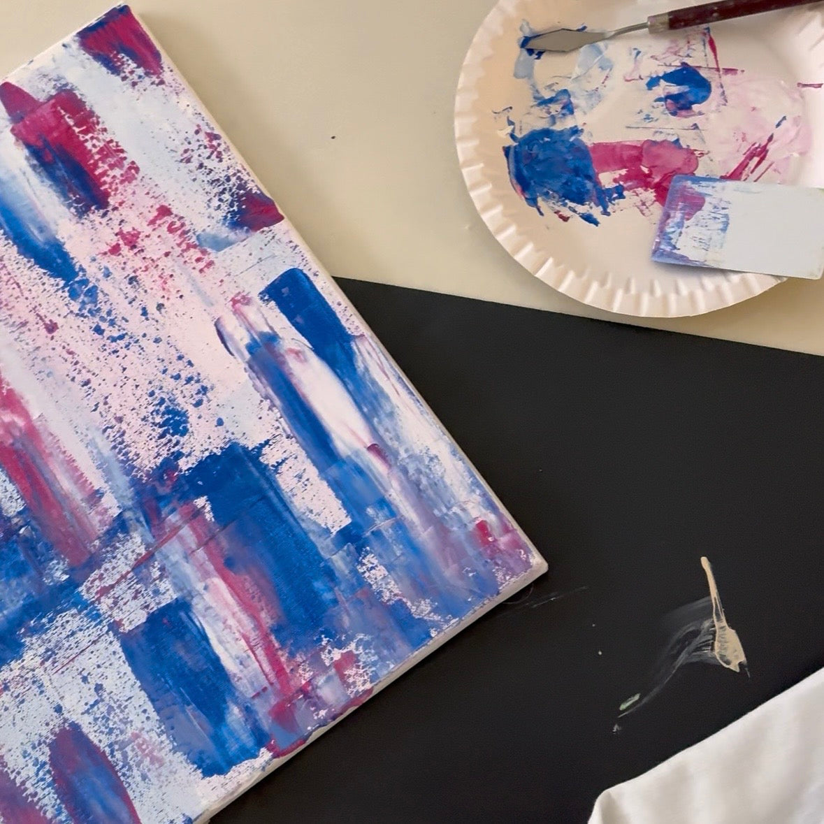 Gemälde mit Farben, Spachtelmesser und Spachtelkarte bei Yoga & Paint Event