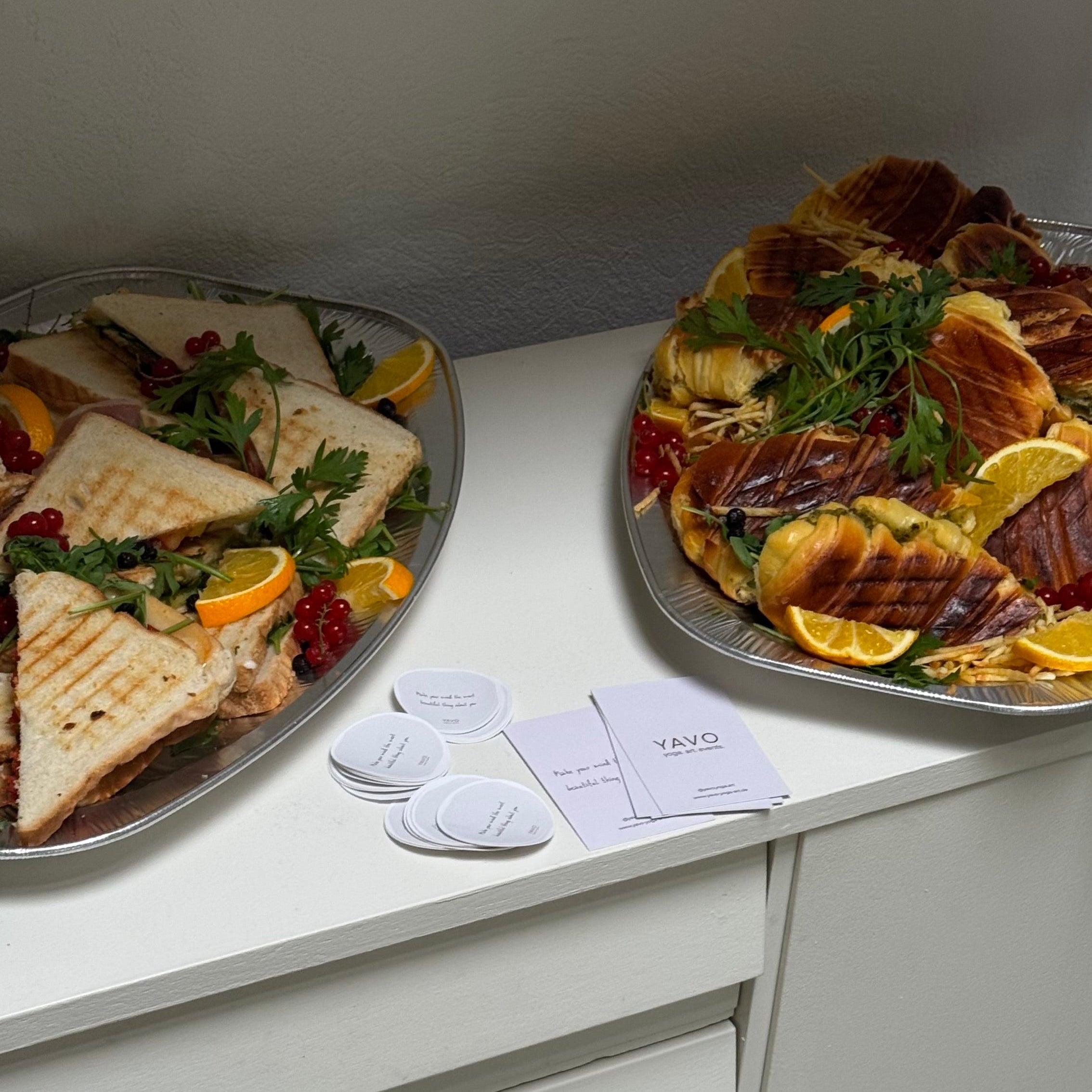 Belegte Sandwiches und Croissants bei JGA von YAVO Yoga & Art Events