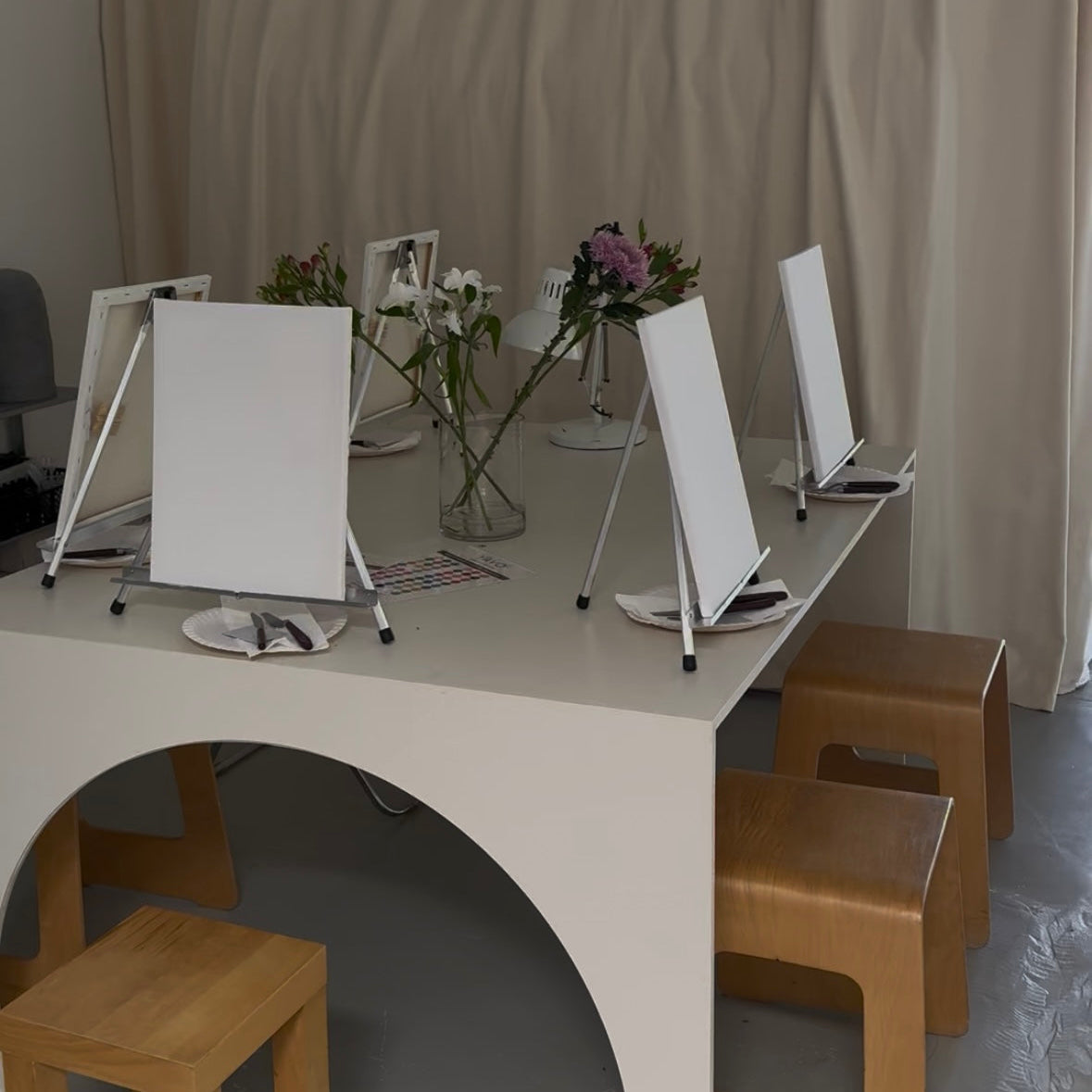 Staffeleien und Leinwände auf Tisch zum Malen