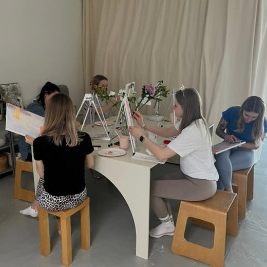 Gruppe von Frauen bei Junggesellenabschied Yoga & Paint Event