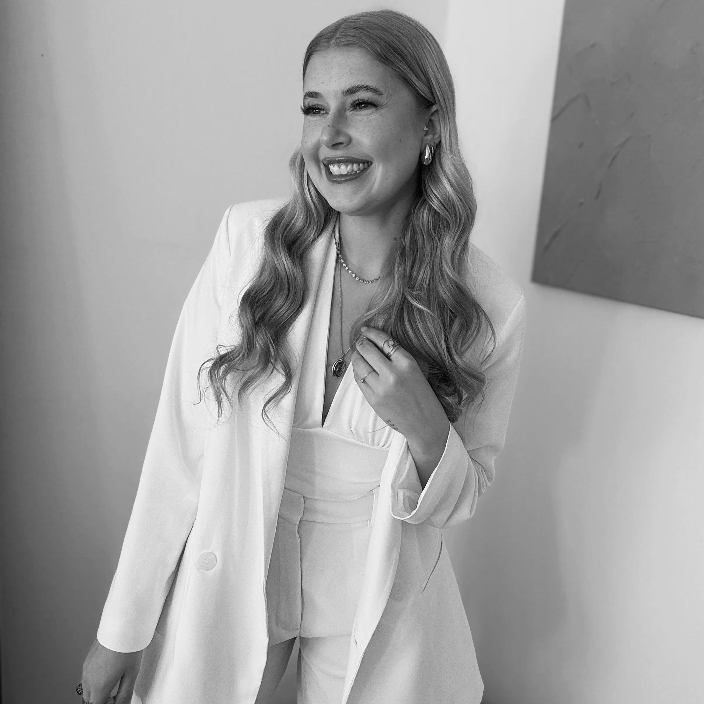 Lisa Mindt Künstlerin YAVO Yoga & Paint Hamburg