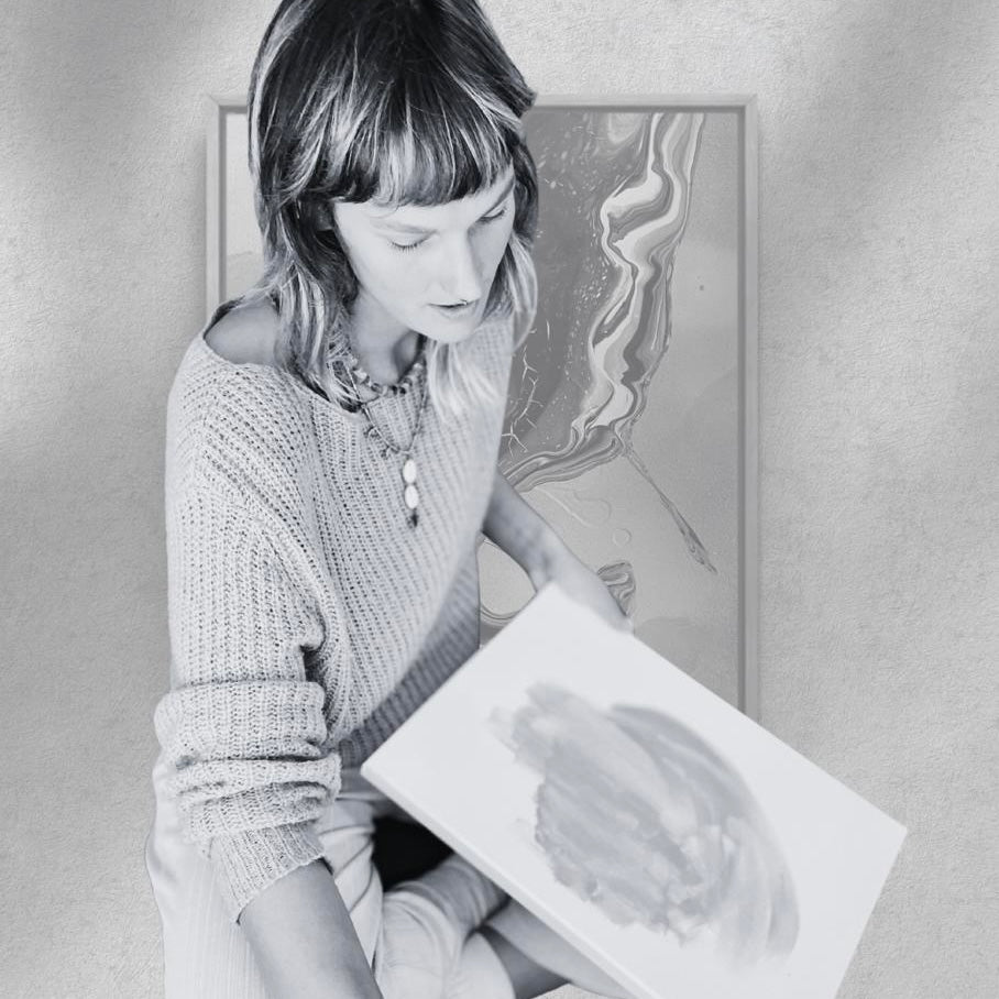 Künstlerin Sarah beim Malen YAVO Yoga & Art Events