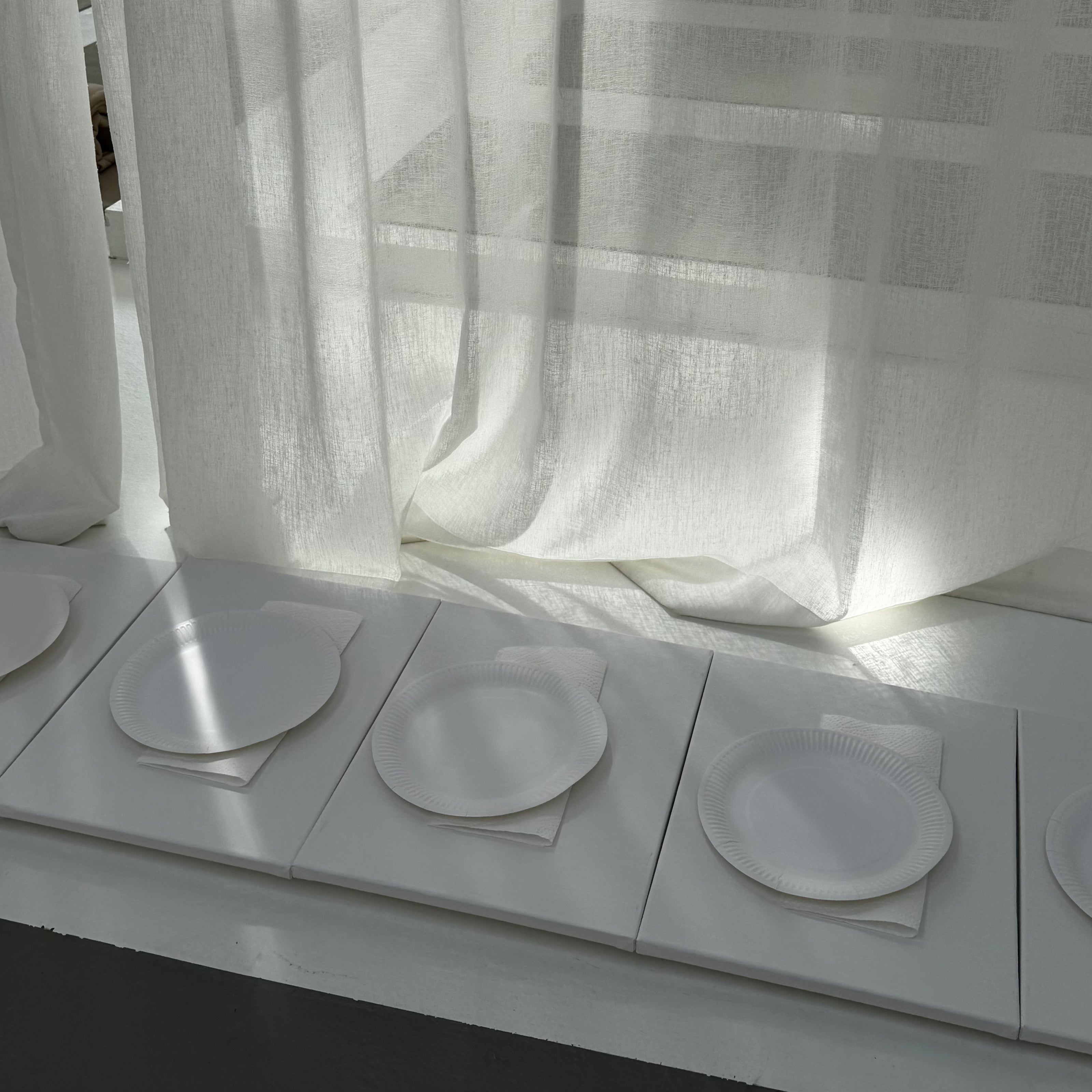 Leinwände, Pappteller, Zewa beim Yoga & Paint Event im Studio