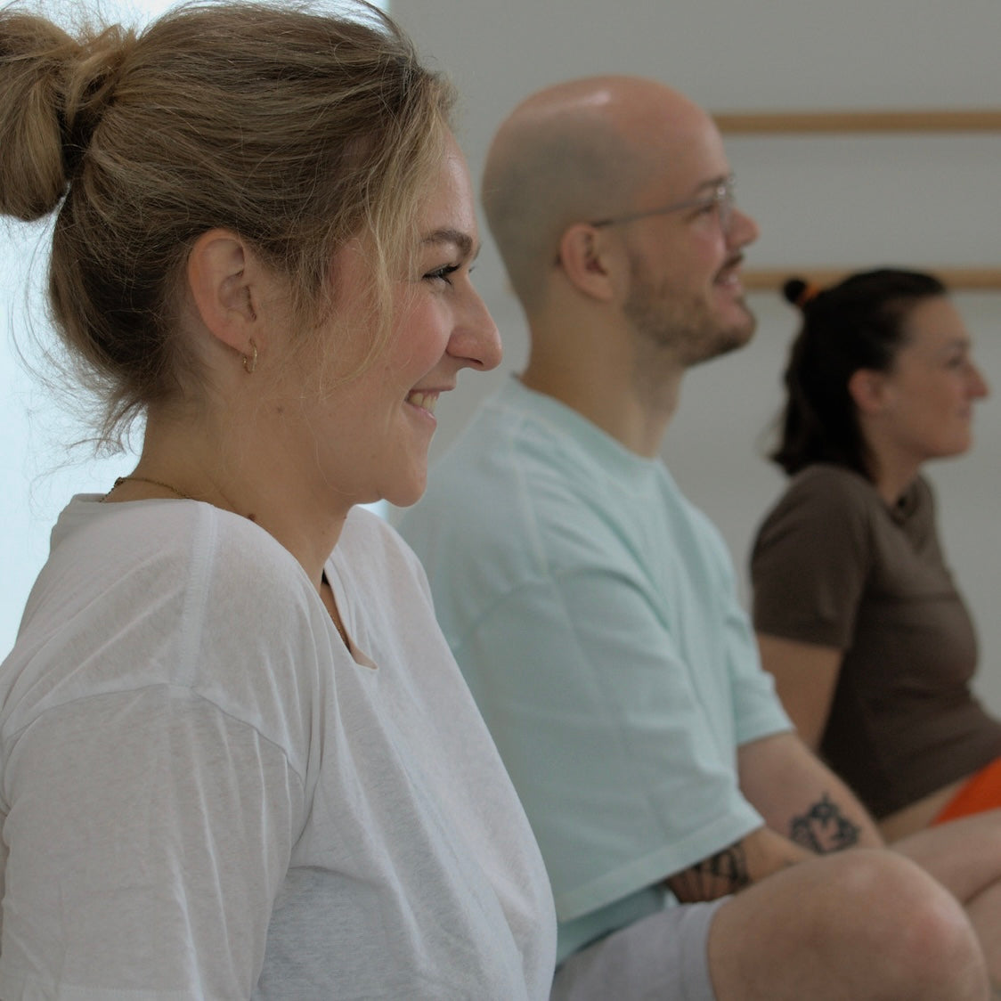 Yoga & Paint Event lachende Teilnehmende