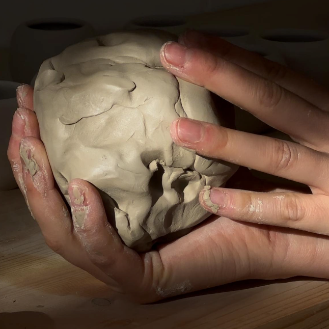 Töpferton und Hände bei YAVO Yoga & Art Events