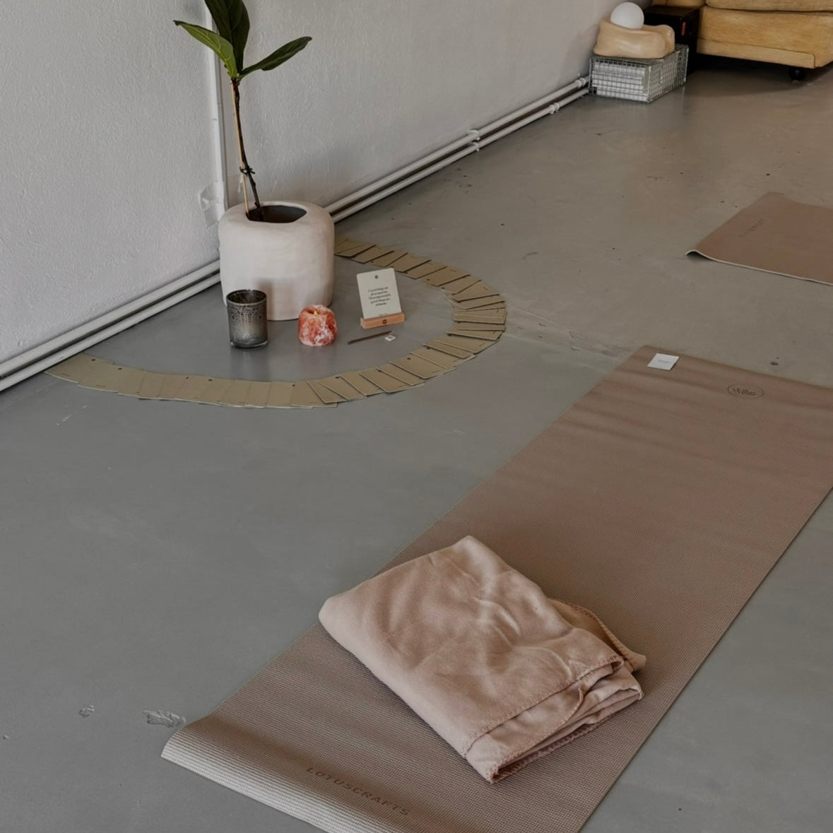 Yogamatten auf Boden mit Pflanze und Affirmationskarten