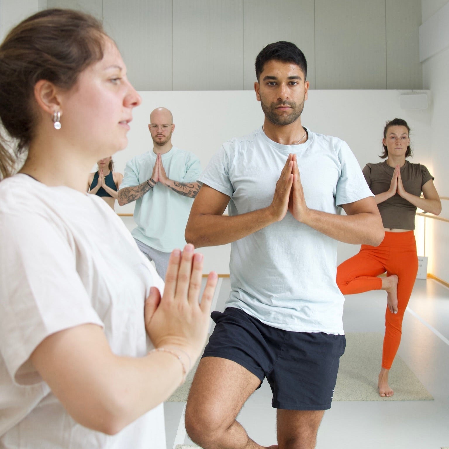 Kreativer Yoga Workshop – Teilnehmer in Yoga-Pose auf Matte